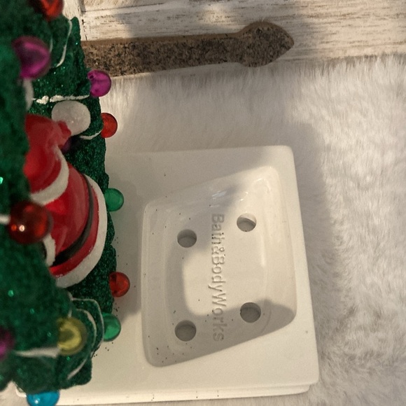 Bath and Body Works Santa Wreath Christmas Foaming Soap Holder - Picture 4 of 9